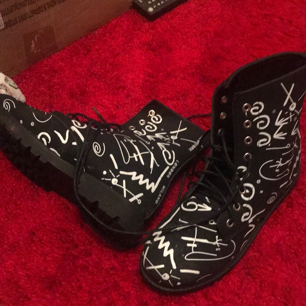 Etc. Graffiti Boots